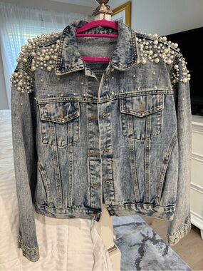 Pearl-Embellished Acid Wash Denim Jacket - Light Blue